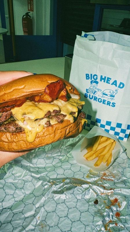 Burger y papas de Big Head Barcelona