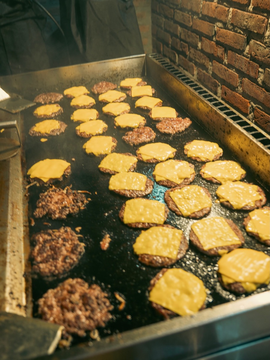 La plancha llena de burgers con cheddar